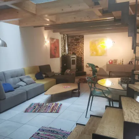 Sur Le Quai Homestay *