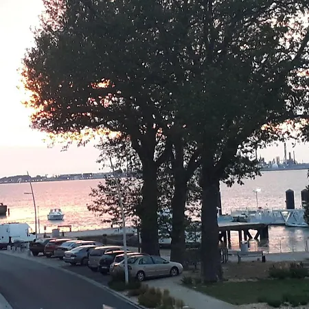Sur Le Quai Homestay Paimboeuf